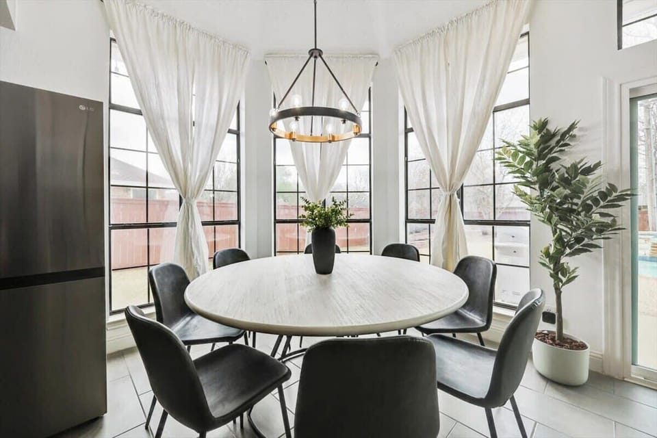This cozy dining room is the perfect space for catching up with family and friends over food and drinks!