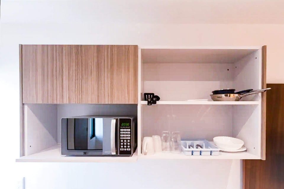 Fully equipped kitchen with microwave oven and dishwasher