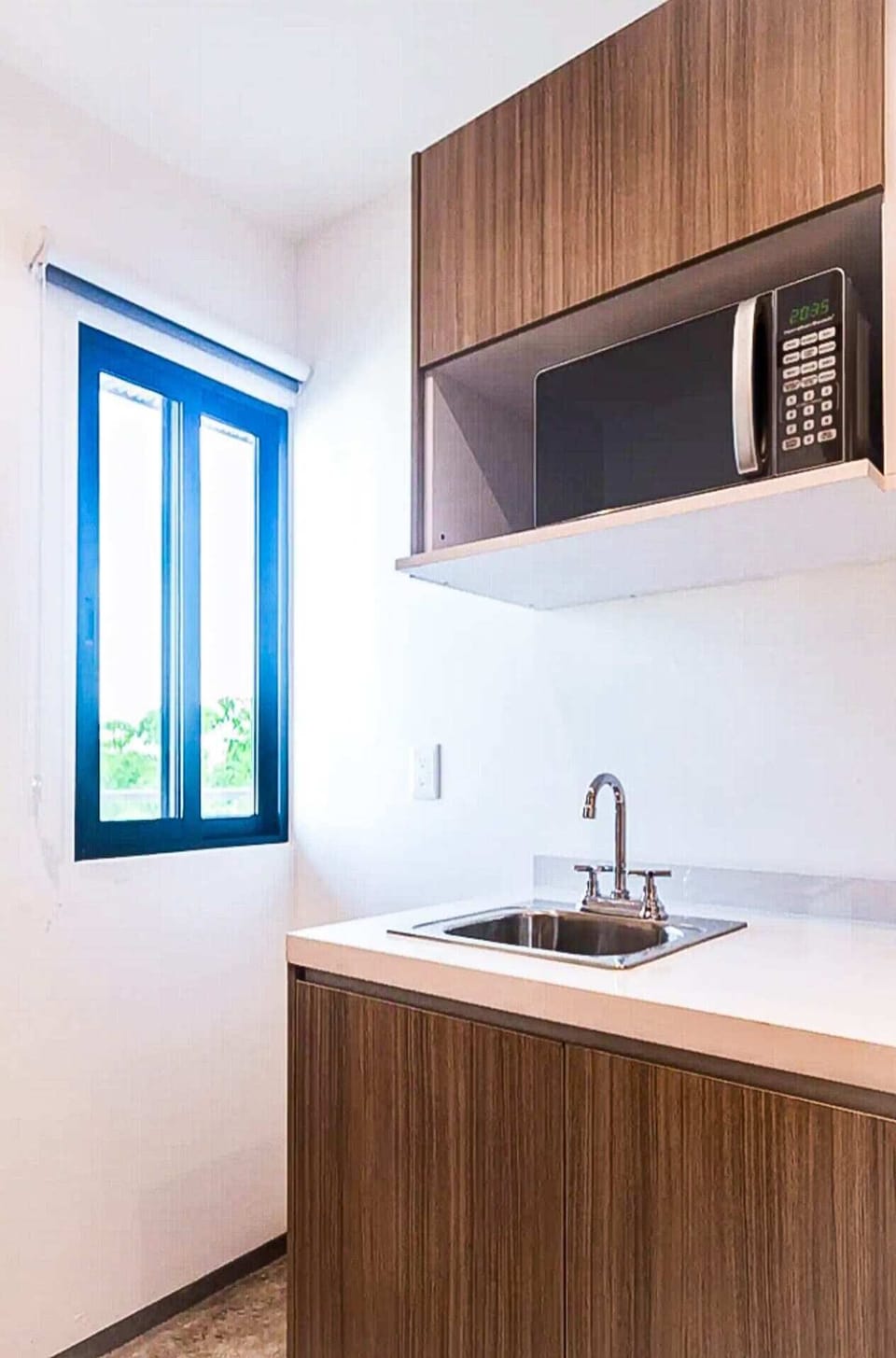 A well-equipped kitchen with a sink and microwave, offering convenience for preparing meals in Playa del Carmen.