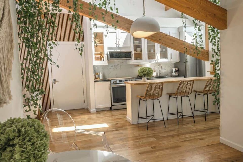 Fully equipped kitchen and a minibar with seatings