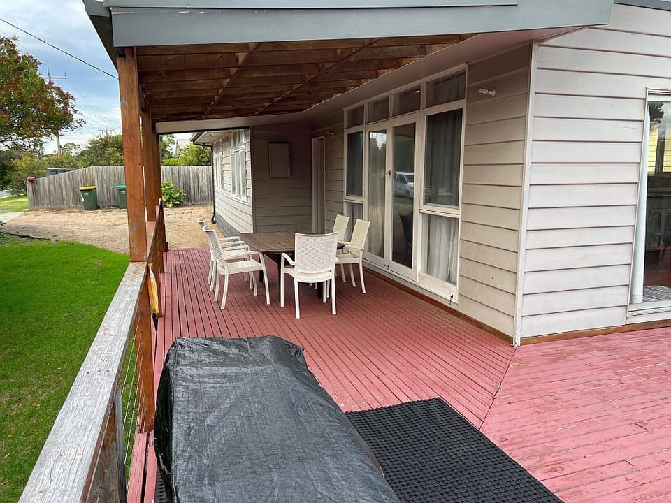 Side outdoor entertaing area
