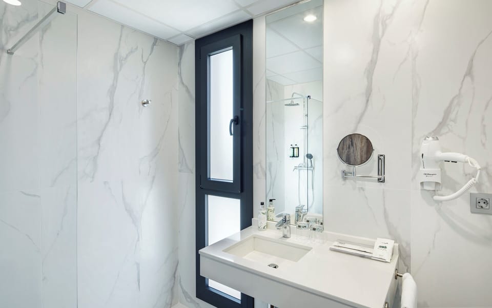 Superior Room | Bathroom | Free toiletries, hair dryer, towels, soap