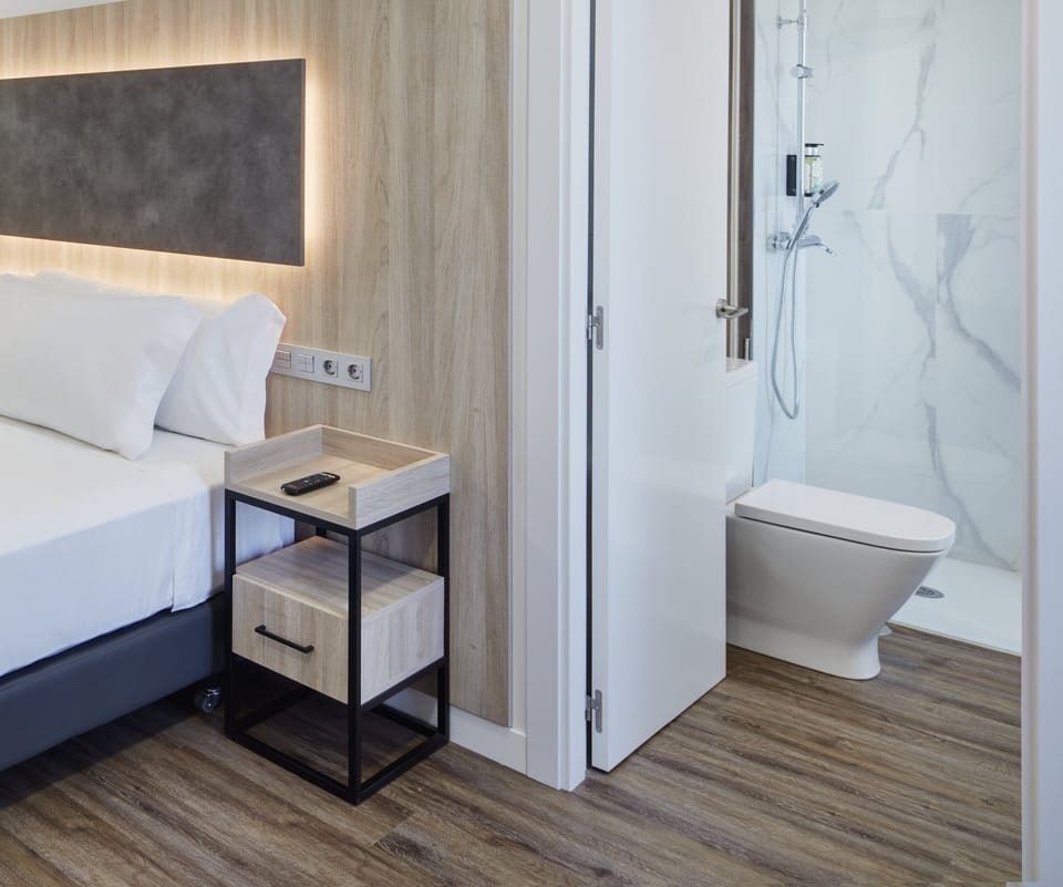 Down comforters, minibar, in-room safe, WiFi (free)