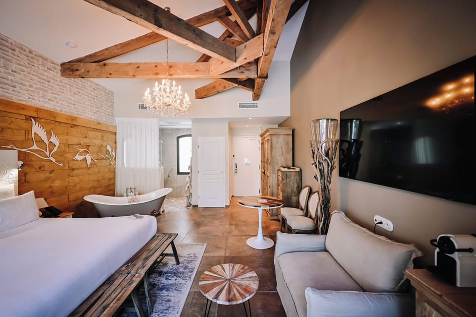 Pesquiers Village Room | Free minibar, in-room safe, soundproofing, iron/ironing board