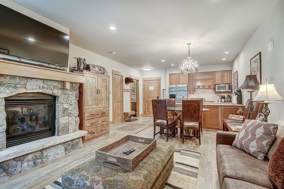 Flooring, Living Room, Indoors, Room, Floor