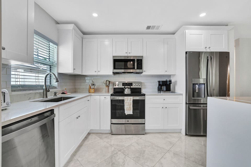 Sleek appliances and thoughtful details so you can cook, snack, and serve with ease