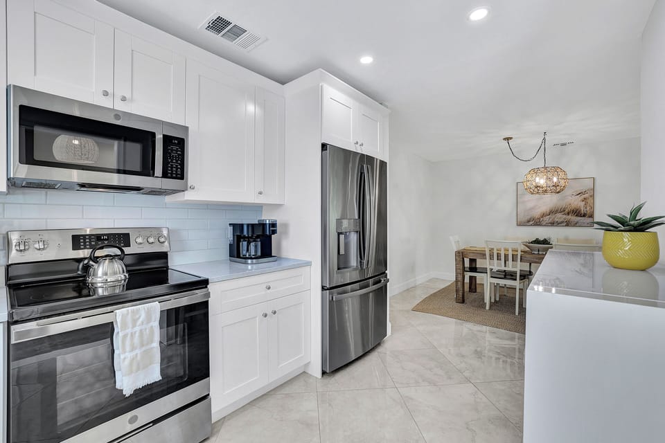 Clean, modern kitchen with everything you need to fuel your beach-day adventures