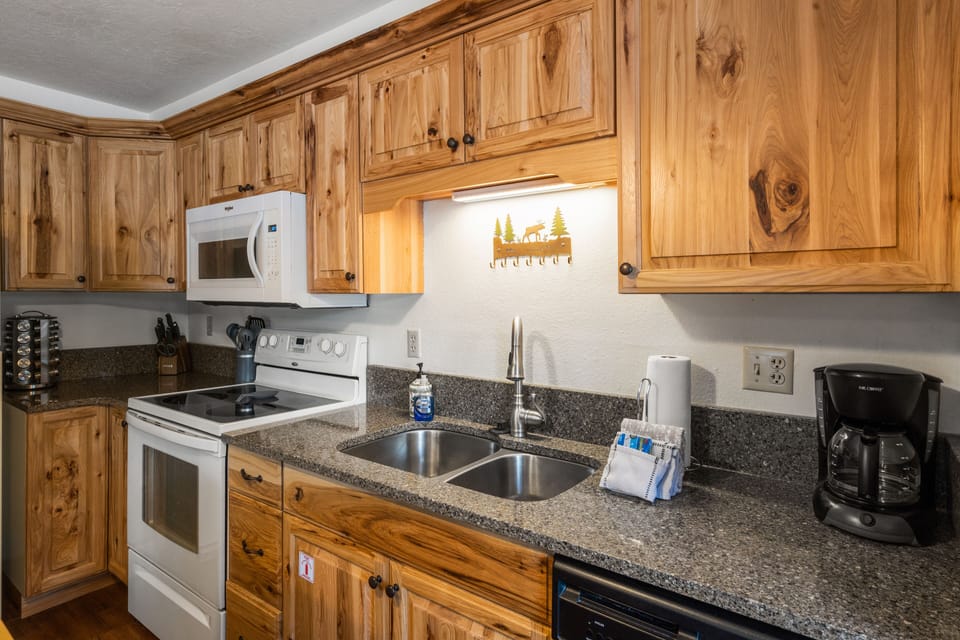 Townhome | Private kitchen | Full-size fridge, microwave, oven, stovetop