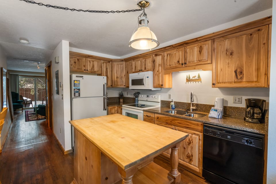 Townhome | Private kitchen | Full-size fridge, microwave, oven, stovetop