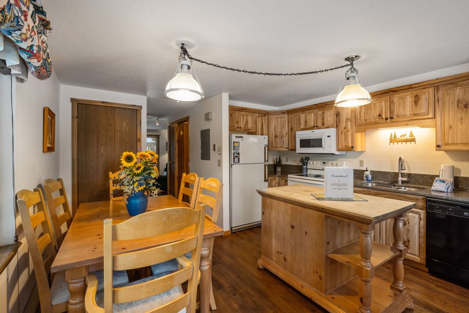 Townhome | Private kitchen | Full-size fridge, microwave, oven, stovetop