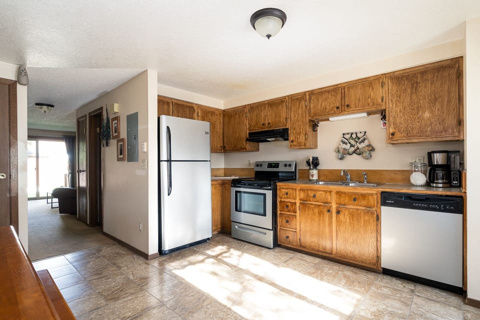 Townhome | Private kitchen | Full-size fridge, microwave, oven, stovetop