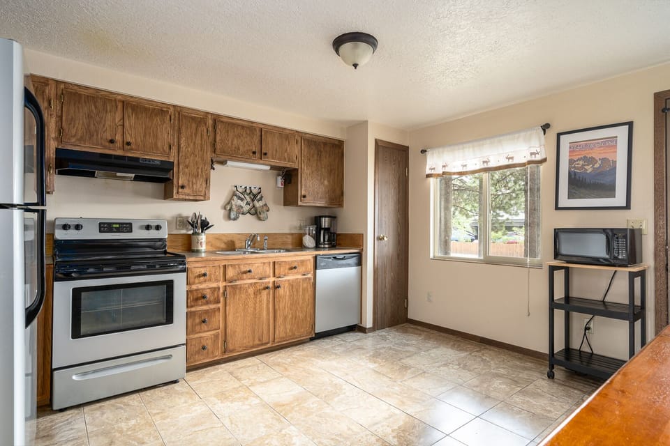 Townhome | Private kitchen | Full-size fridge, microwave, oven, stovetop