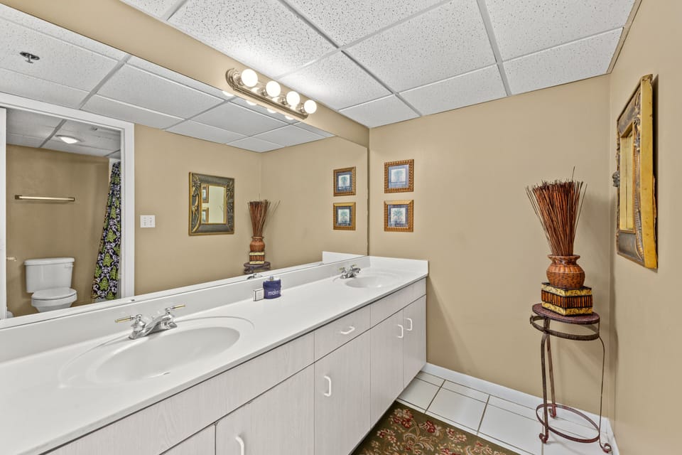 Gulf Front Living Room AND Master Suite! Sleeps 8! Apartment in Long Beach