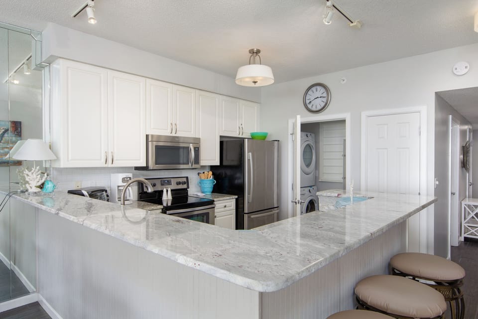 Condo, Multiple Beds, Pool Access, Ocean View | Private kitchen | Fridge, microwave, oven, stovetop