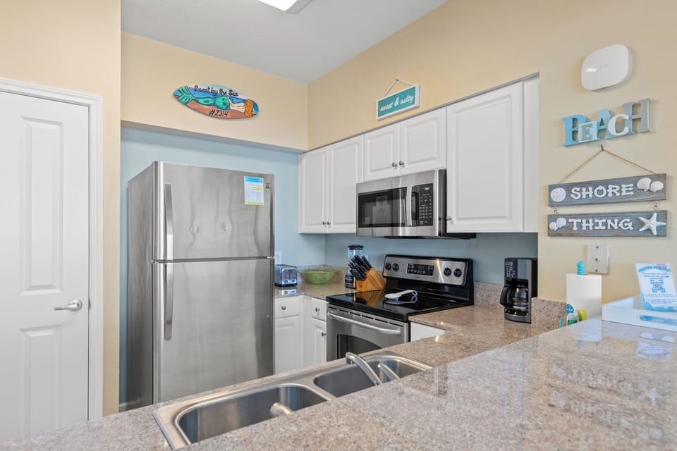 Condo, Multiple Beds, Hot Tub, Ocean View | Private kitchen | Fridge, microwave, oven, stovetop