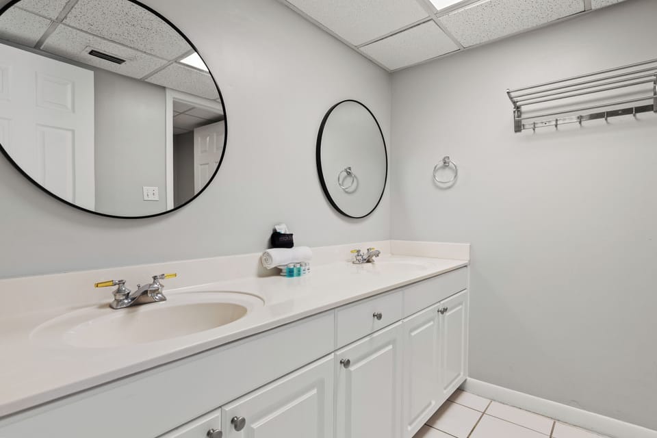 Amazing Views! Recently Updated! Family Friendly Unit! Resort Pools! Apartment in Long Beach