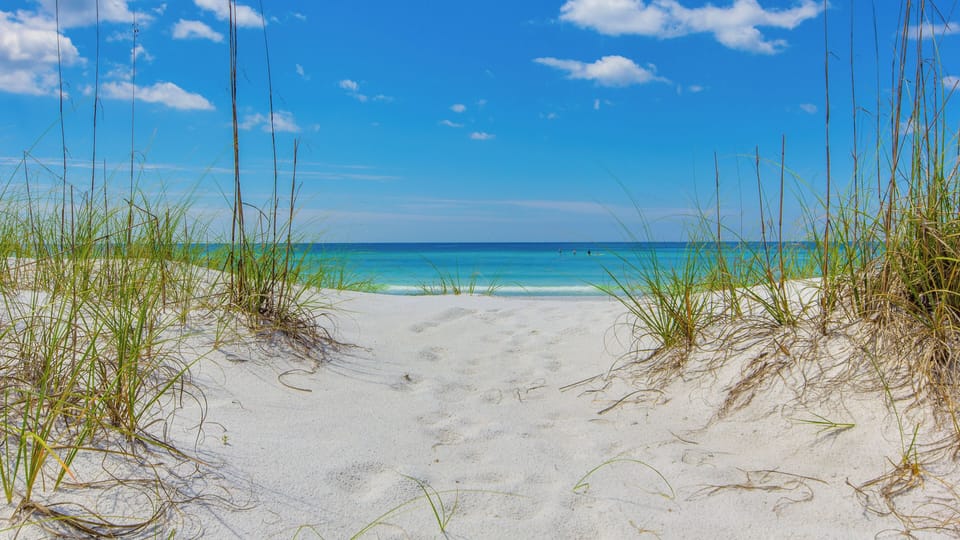 Across From The Beach! Near Pier Park & Dining! Sleeps 6! 2 BR / 2 BA! Apartment in Panama City Beach