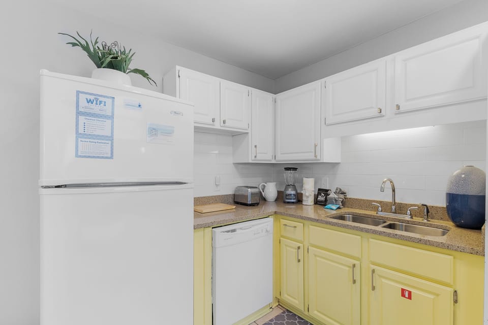 [Kitchen] Clean & updated kitchen with granite countertops.