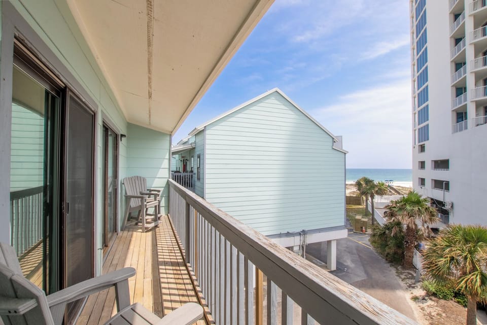 [Balcony] Enjoy our balcony where you can sit back and feel the breeze of the ocean