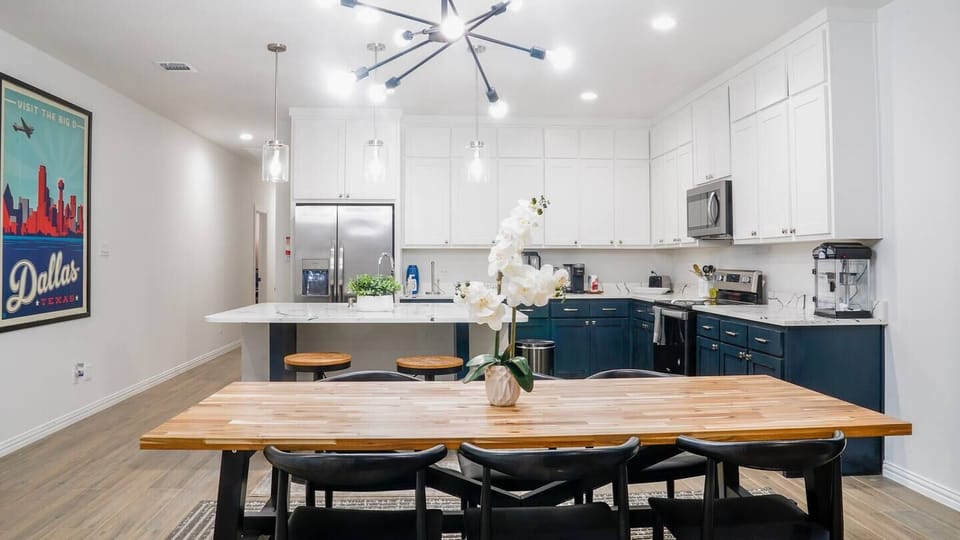 Open concept kitchen and dining makes it easy to host a big group! 