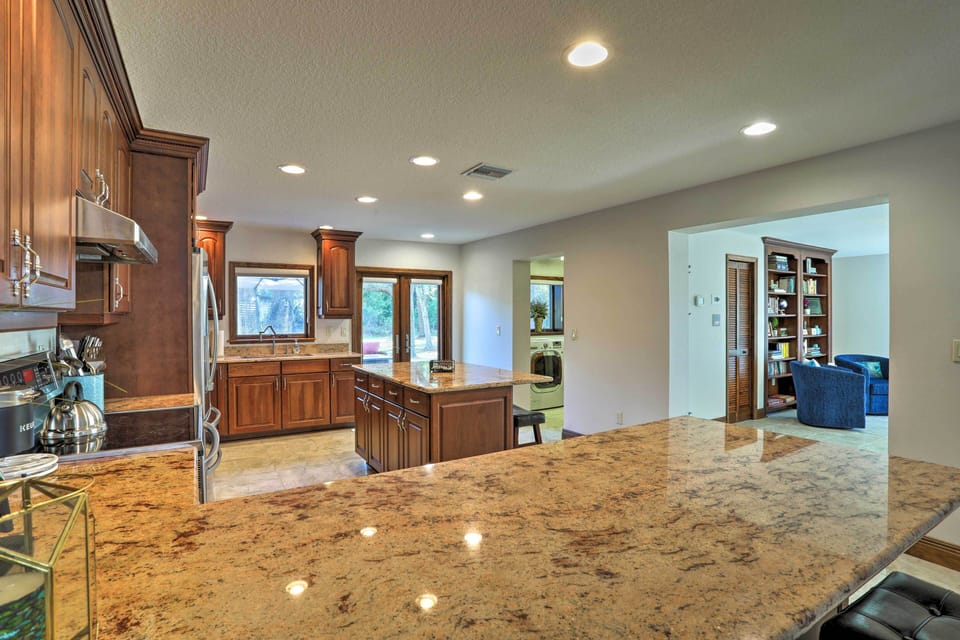 Kitchen | Paper Towels/Trash Bags Provided