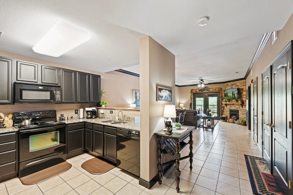 Condo, 1 Bedroom | Private kitchen | Fridge, oven, coffee/tea maker, toaster