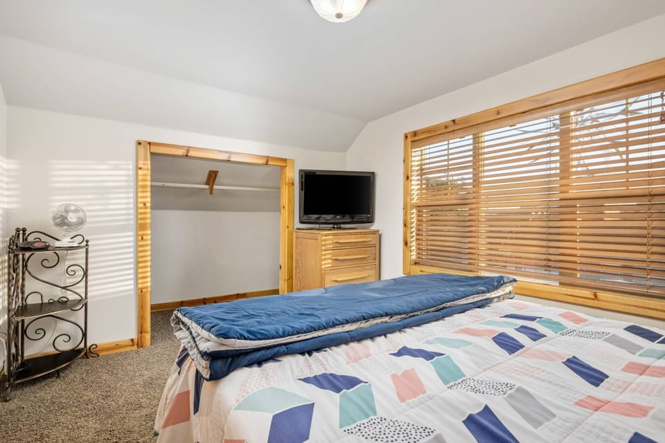 "Great location and comfy beds! We had a wonderful time and recommend this property." - Loa