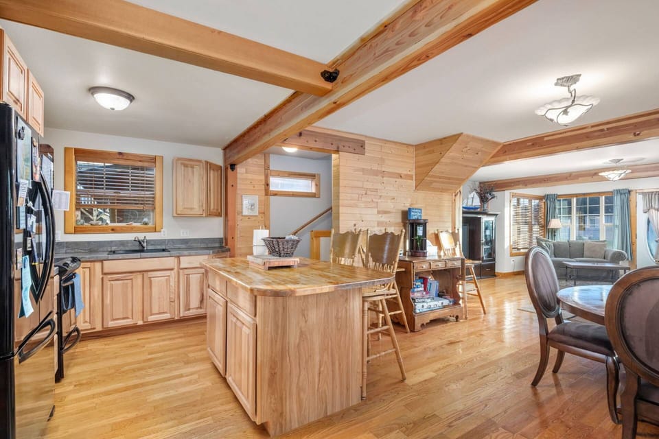 Cook delicious meals for breakfast, lunch, and dinner in this fully equipped kitchen. We suggest grabbing some seafood from a local market.