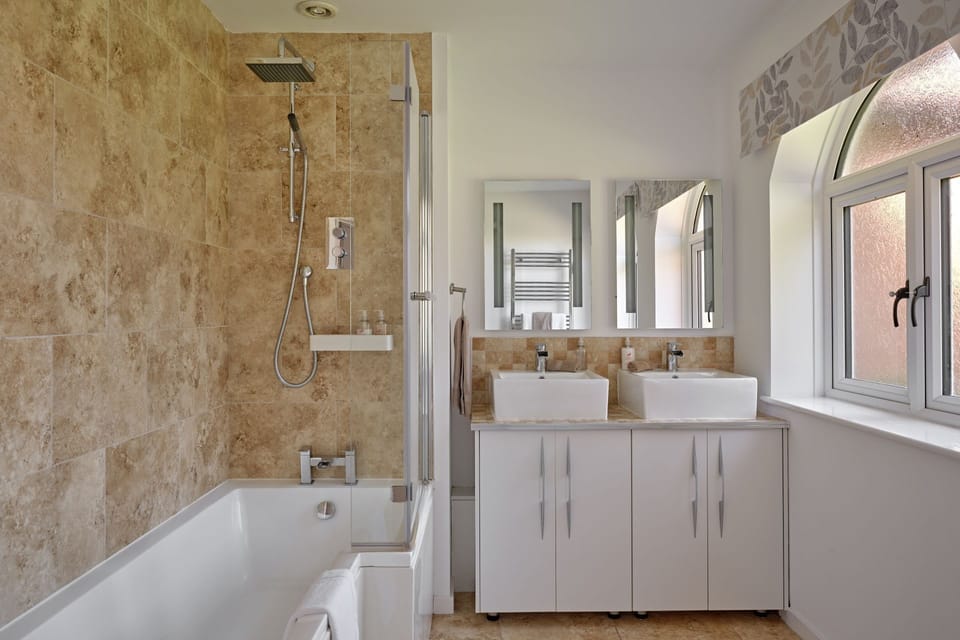 A bathroom at Kingfisher Cottage, Welsh Borders