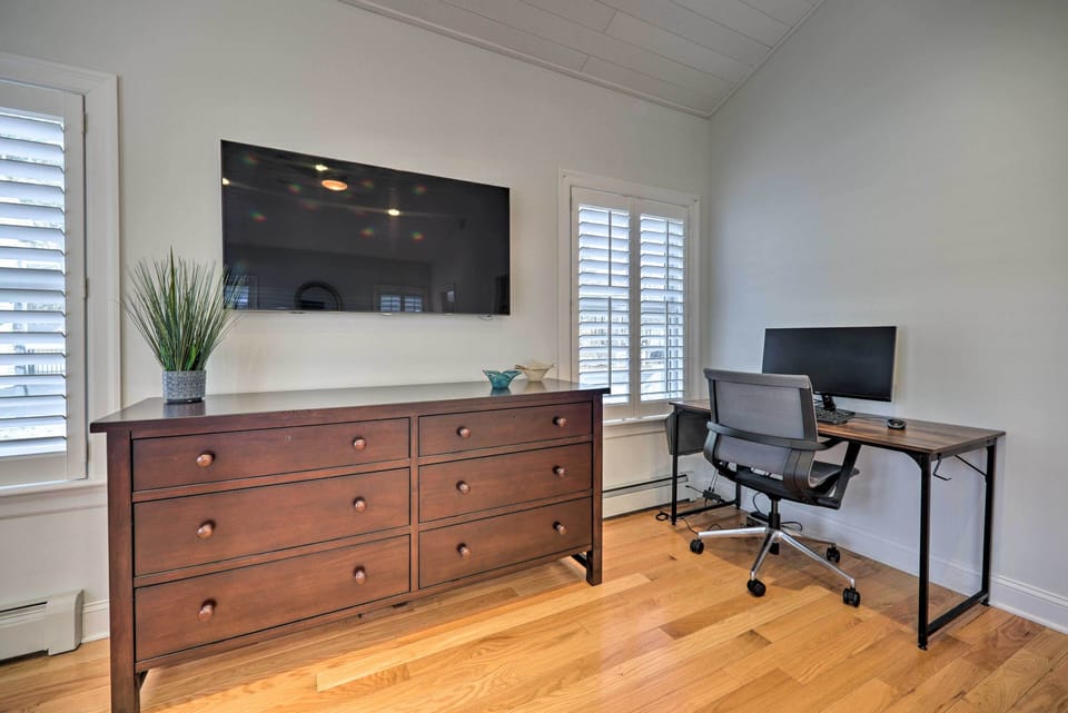 Bedroom 1 | Smart TV w/ Roku | WFH Friendly