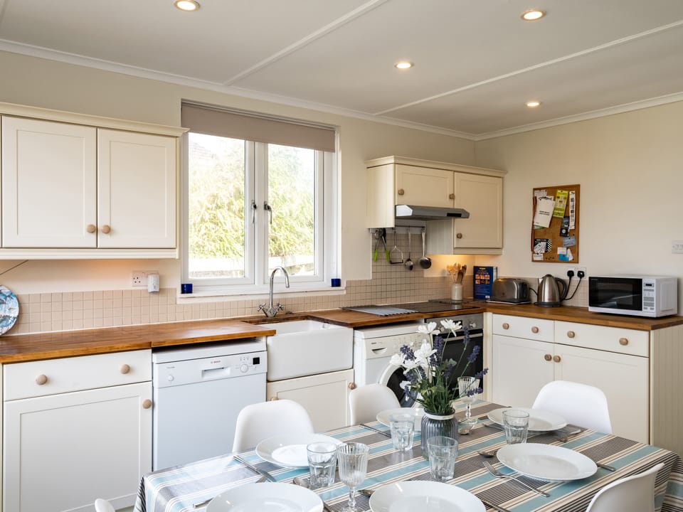 Cottage | Private kitchen | Fridge, microwave, dishwasher, electric kettle
