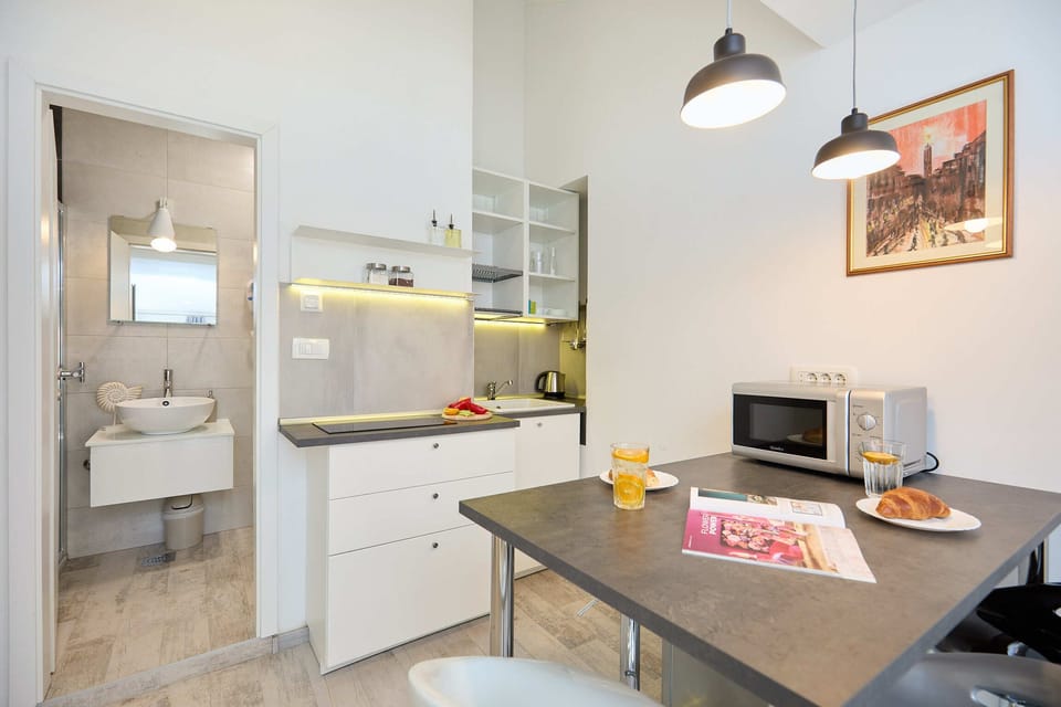 Apartment (1 Bedroom) | In-room dining
