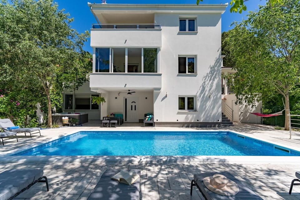 The outdoors offers a private and heated swimming pool 8,5m x 4m