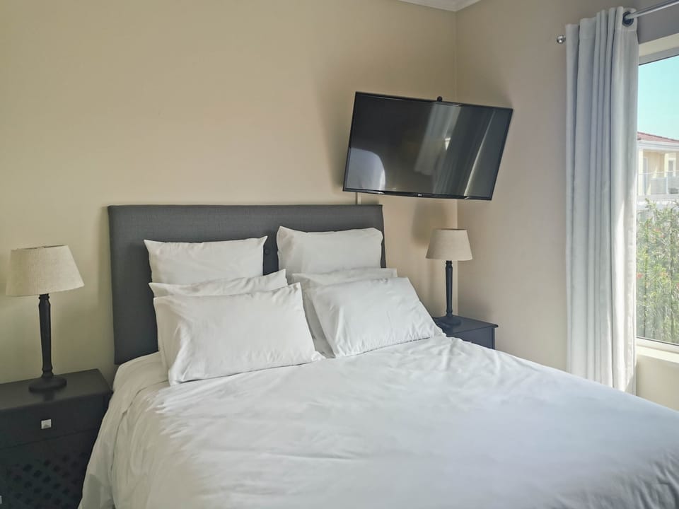4 bedrooms, individually decorated, individually furnished, desk