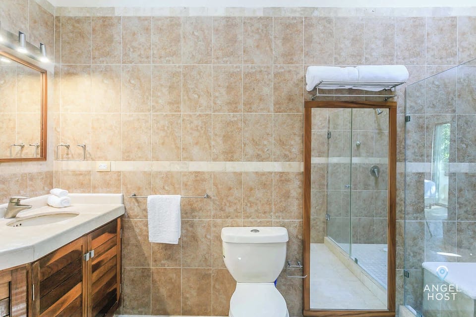 Bedroom 3's ensuite private bathroom.