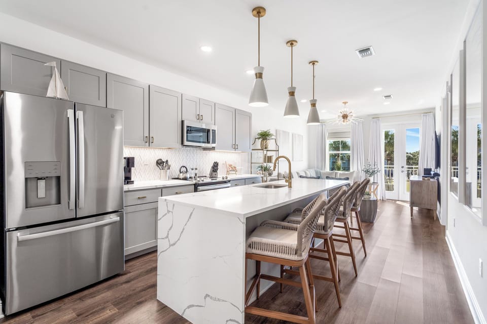 Gorgeous and well-supplied full kitchen