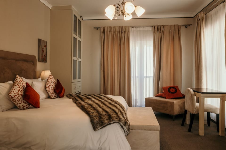 Junior Twin Room, 2 Twin Beds, Bathtub, Sea View | Minibar, in-room safe, laptop workspace, WiFi (free)