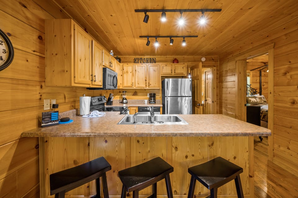 Fully equipped kitchen and additional dining seats