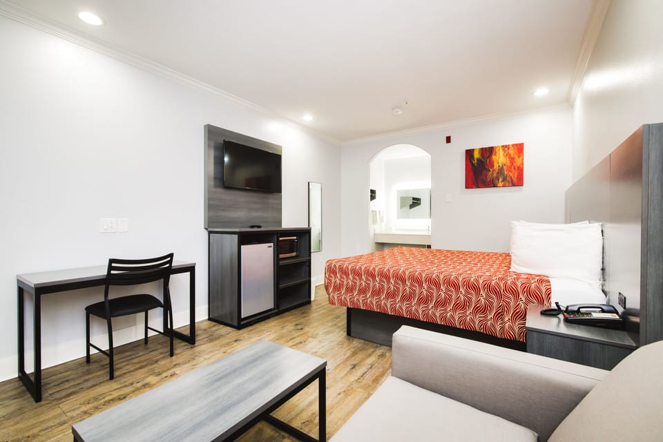 Standard Room, 1 King Bed, Smoking | Desk, soundproofing, iron/ironing board, free WiFi