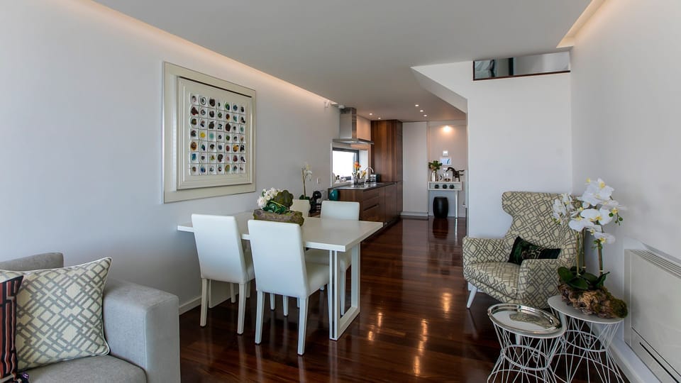 Dining area + kitchenette