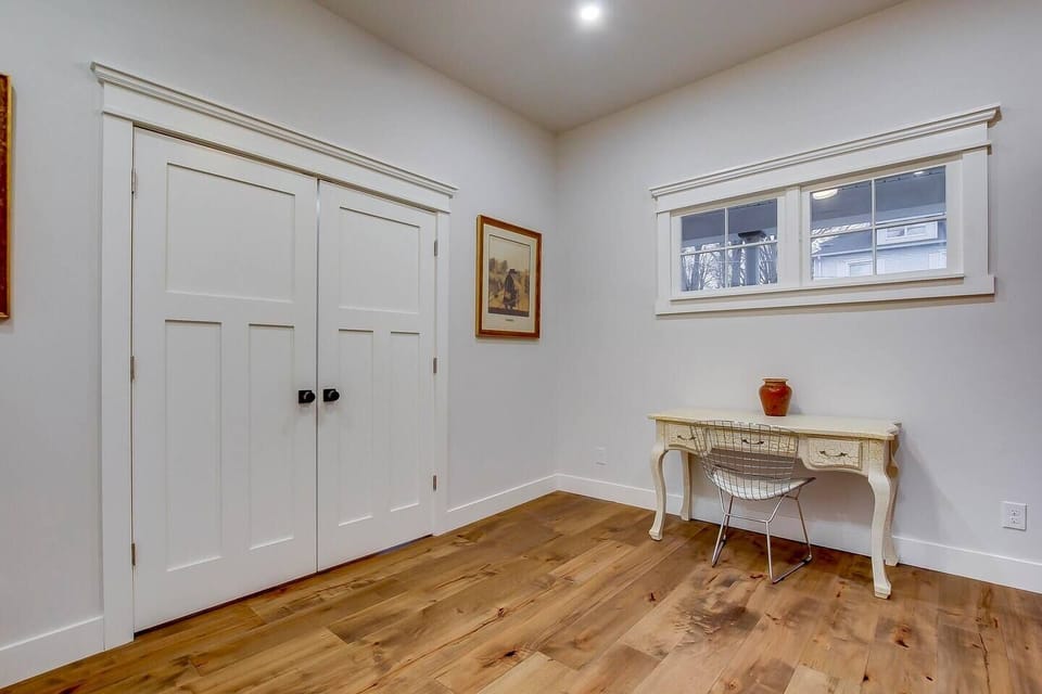 Optional 3rd bedroom w/ murphy bed