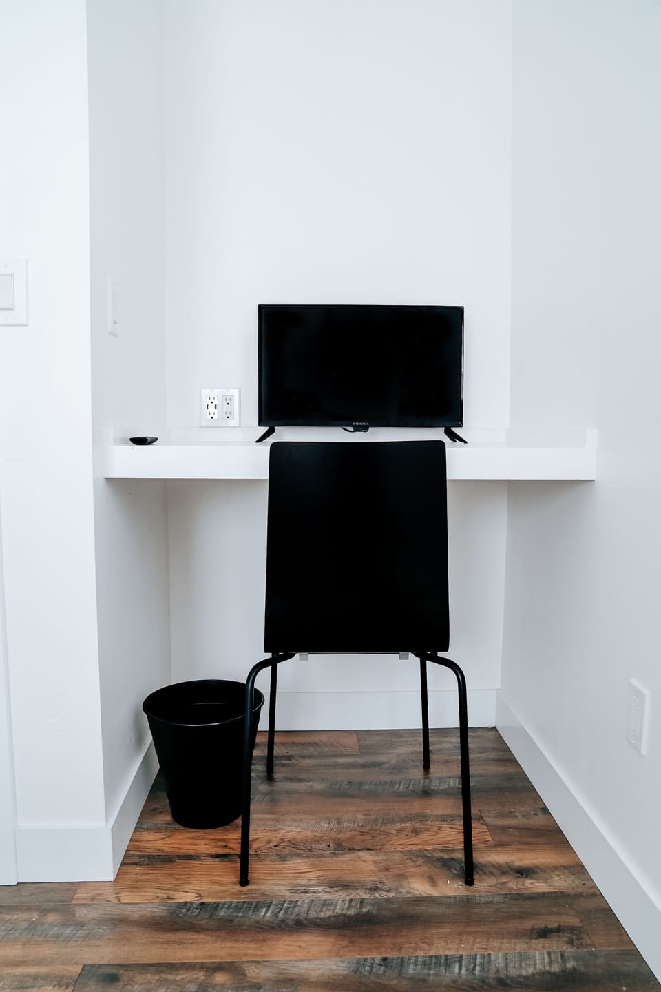 2nd bedrooms has queen bed, large closet and built in desk with monitor. 