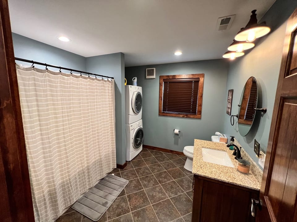 Main bathroom with shower/tub
