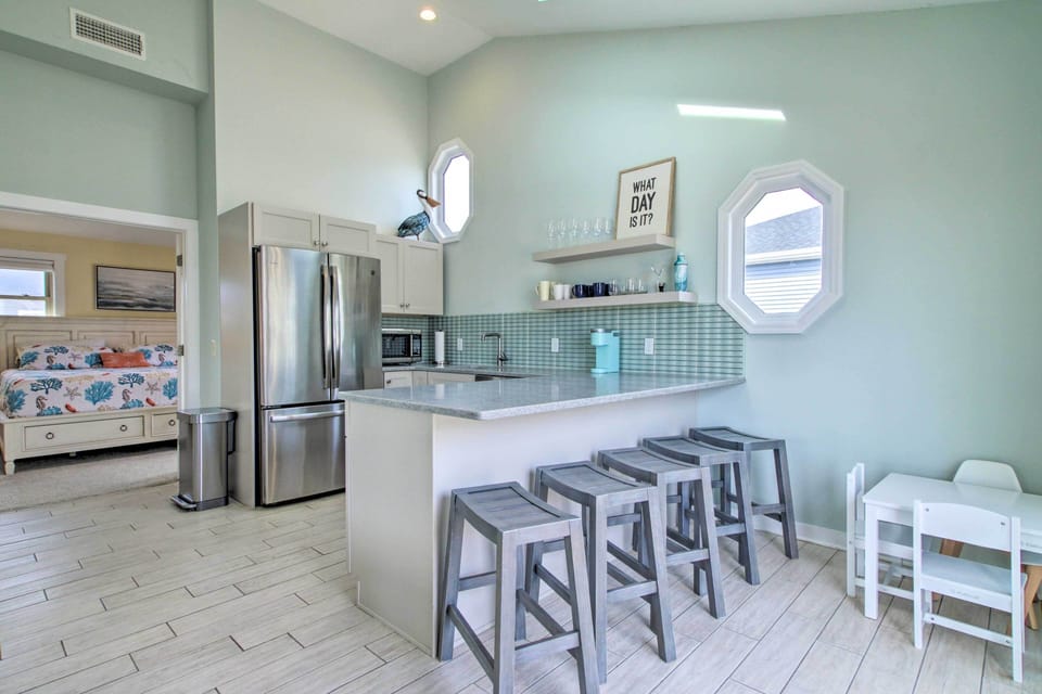 Kitchen | Well-Equipped | Microwave | Dishwasher | Keurig Coffee Maker