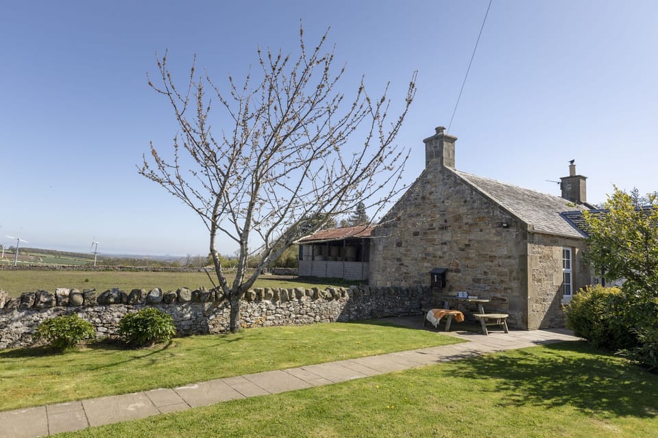 Fordel Cottage - rural views from the garden