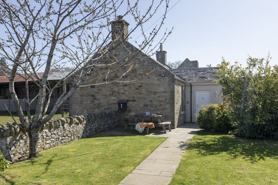 Fordel Cottage - the garden with picnic table seating