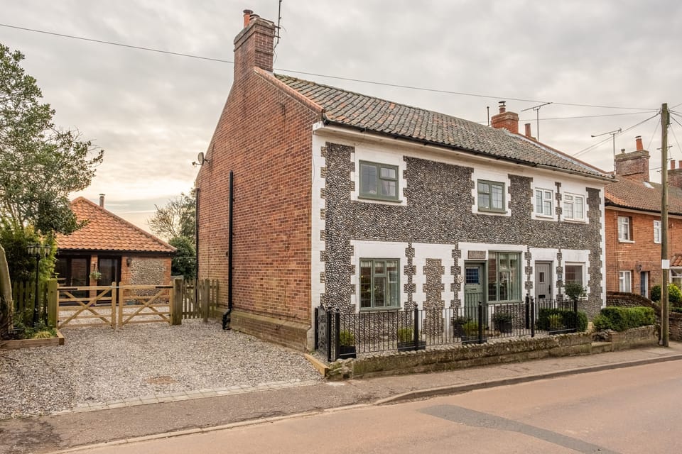 Homestead and Black Cat Barn, Southrepps: Beautiful character cottage