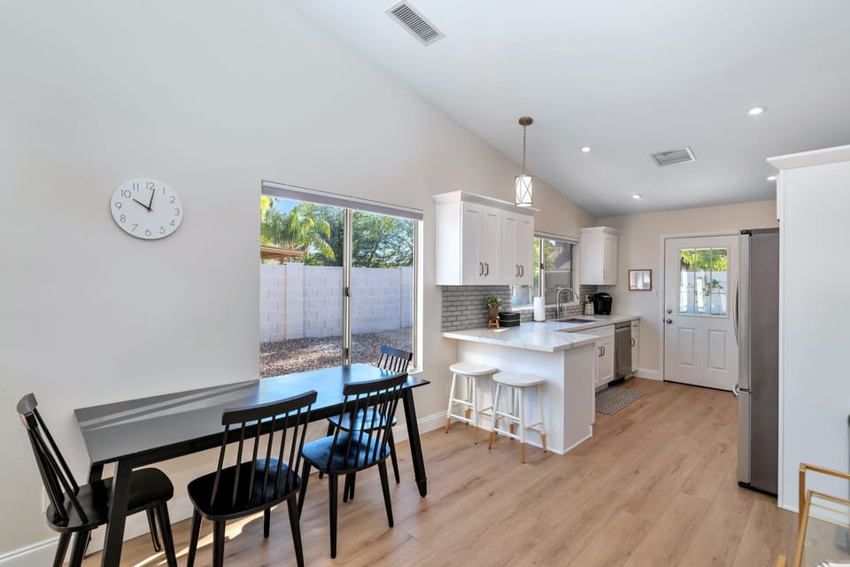 Kitchen, Dining Table