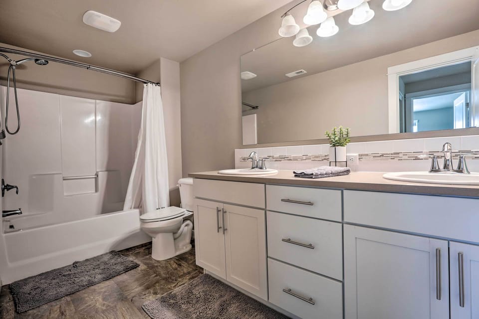Full Bathroom | Towels Provided