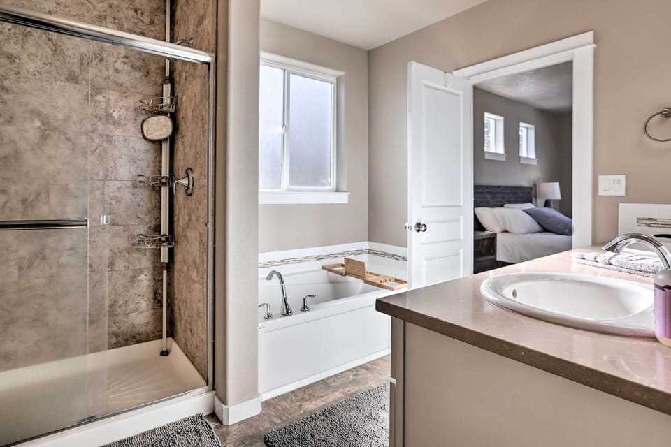 En-Suite Bathroom | Soaking Tub | Hair Dryer